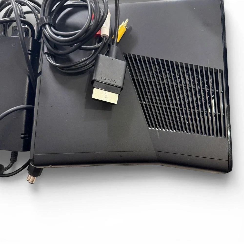 Microsoft Xbox 360 S Slim 1439 NO Hard drive, Controllers, Games, Cables, Kinect